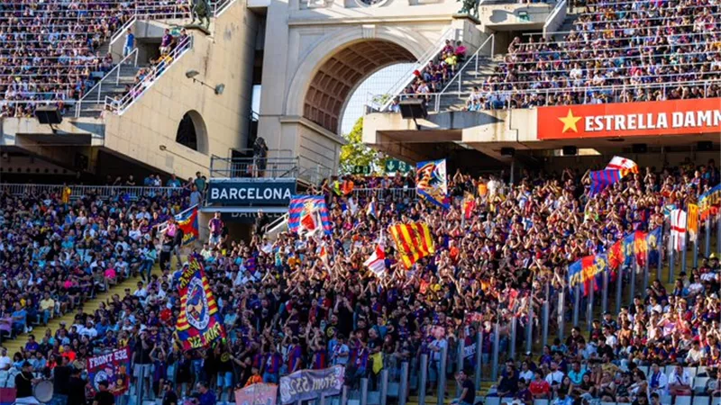 كلاسيكو الأرض .. شاهد الجماهير تُشعل الأجواء في المدرجات