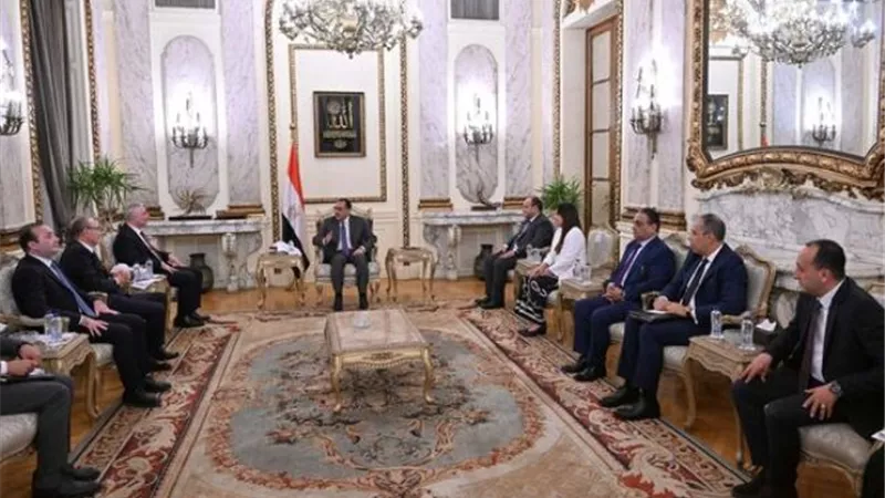 رئيس الوزراء يلتقي وزير التجارة التركي لبحث تعزيز العلاقات التجارية والاستثمارية