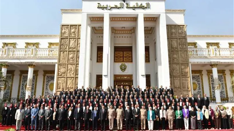 تخريج الدورة الأولى للمعلمين المرشحين لشغل وظيفة مديرى مدارس من الأكاديمية العسكرية المصرية
