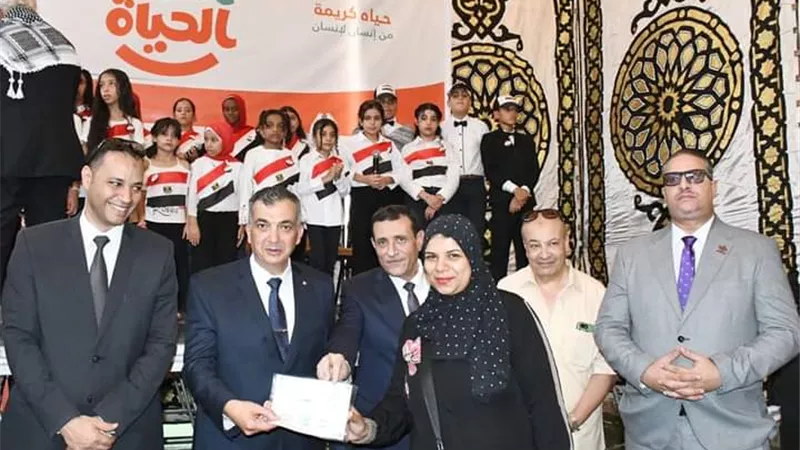 مستشار الرئيس ومدير تعليم الكبار يتابعان قافلة