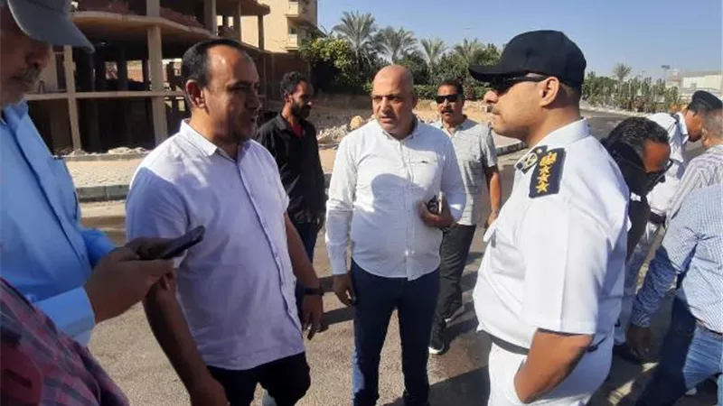 تفاصيل تحفظ رئيس جهاز الشروق على سيارتان بمشاركة شرطة التعمير صور