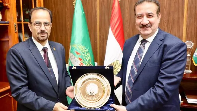 محافظ المنوفية يكرم وكيل وزارة الصحة السابق تقديراً لمجهوداته
