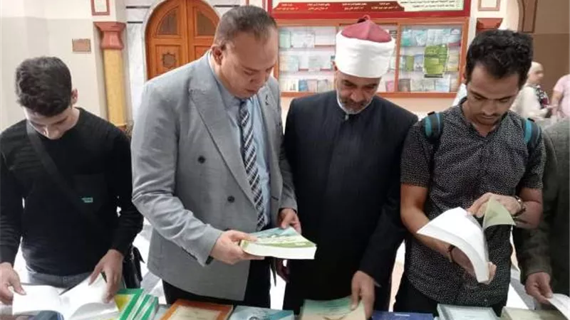 طلاب الأزهر يتوافدون على معرض الكتاب بكلية اللغة العربية بالدراسة