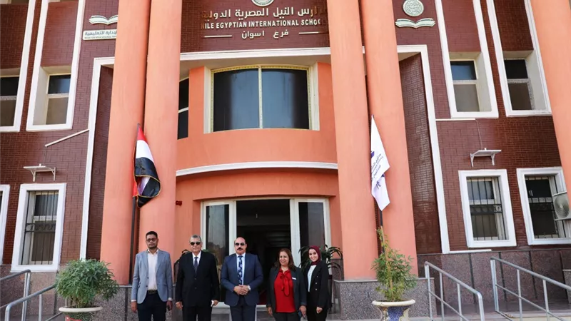 محافظ أسوان يشارك طلاب مدارس النيل الدولية طابور الصباح