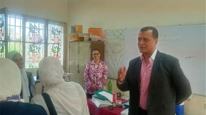 وكيل وزارة التعليم بقنا يفاجئ مدرسة قوص الصناعيه بنات