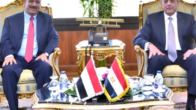 الفريق محمد عباس يبحث مع وزير النقل اليمنى تعزيز العلاقات