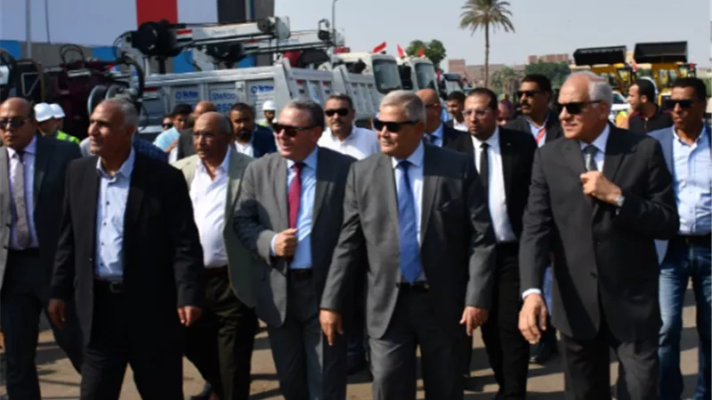 محافظ الجيزة ورئيس القابضة للمياه يشهدان اصطفاف ١٠٠ معدة
