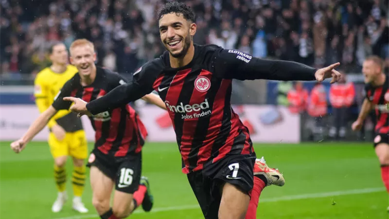 مرموش يسجل ثنائية في تعادل فرانكفورت أمام دورتموند بثلاثية