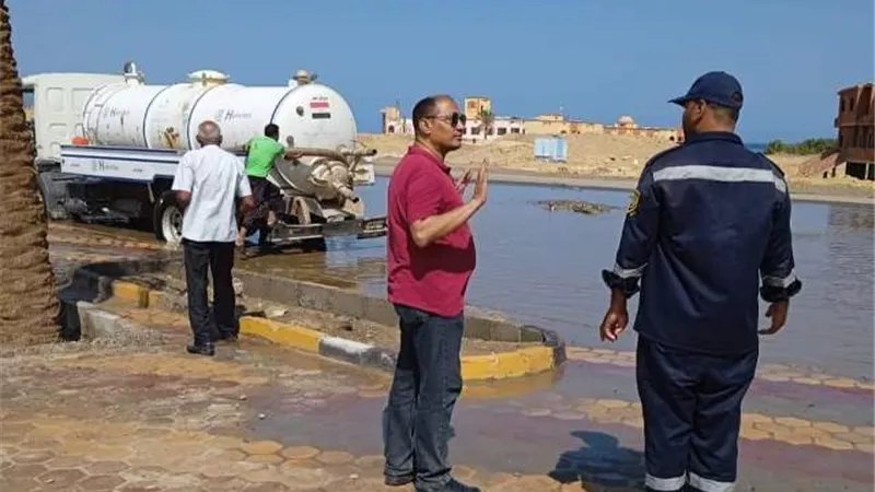 إزالة آثار السيول على طريق حماطة جنوب مرسى علم