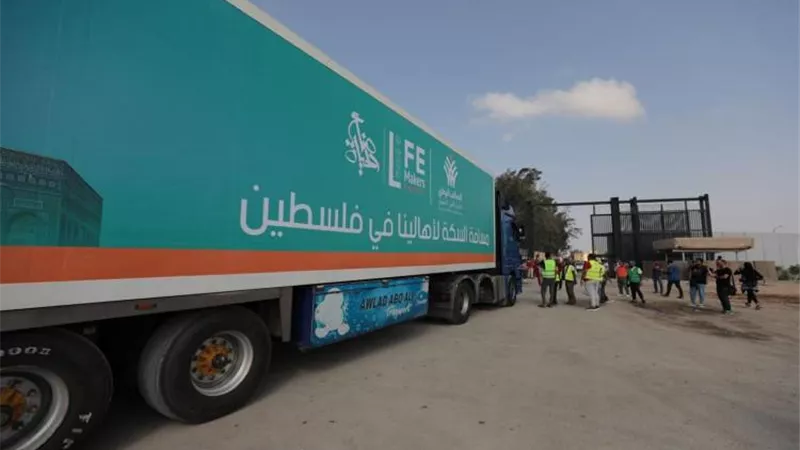 القاهرة الاخبارية : تجهيز ٦٠ شاحنة من المساعدات تمهيدا لإدخالها إلى غزة
