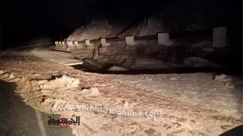 دمج الإتجاهين من قنا إلى سفاجا وجاري إزالة آثار السيول بالكيلو 85