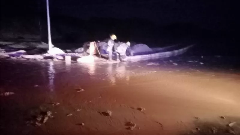 دمج الاتجاهين من قنا بسفاجا وجاري إزالة آثار السيول بالكيلو 85