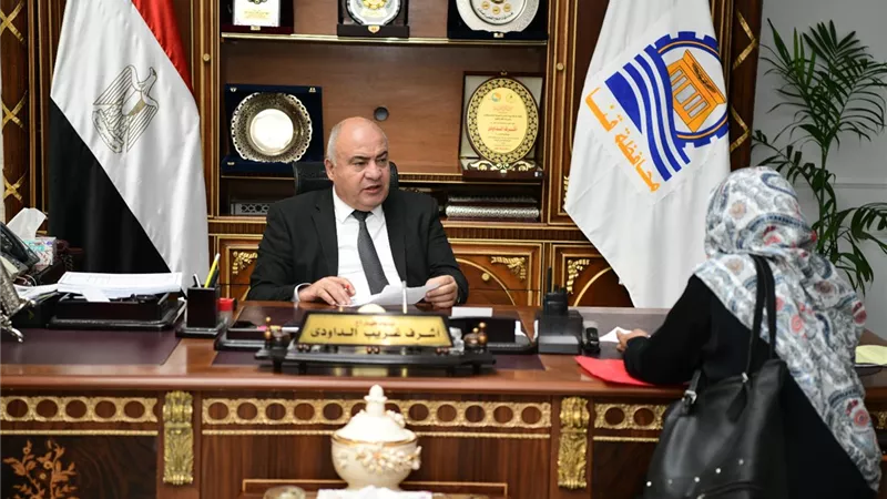 محافظ قنا ونائبه يستقبلان المواطنين لبحث شكاواهم ومطالبهم