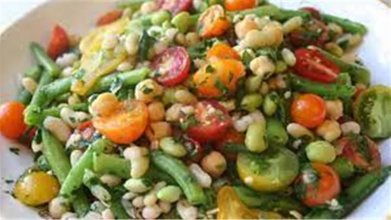 صحية وشهية..طريقة تحضير سلطة فول أخضر