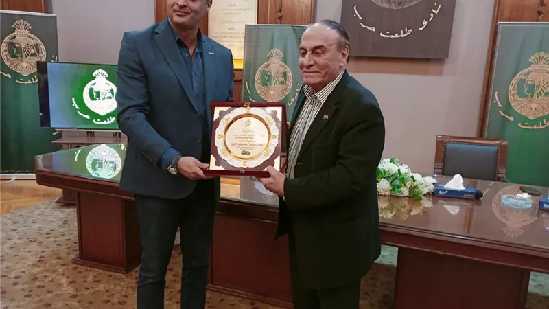 الدكتور سمير فرج يتسلم درع نادي طلعت حرب