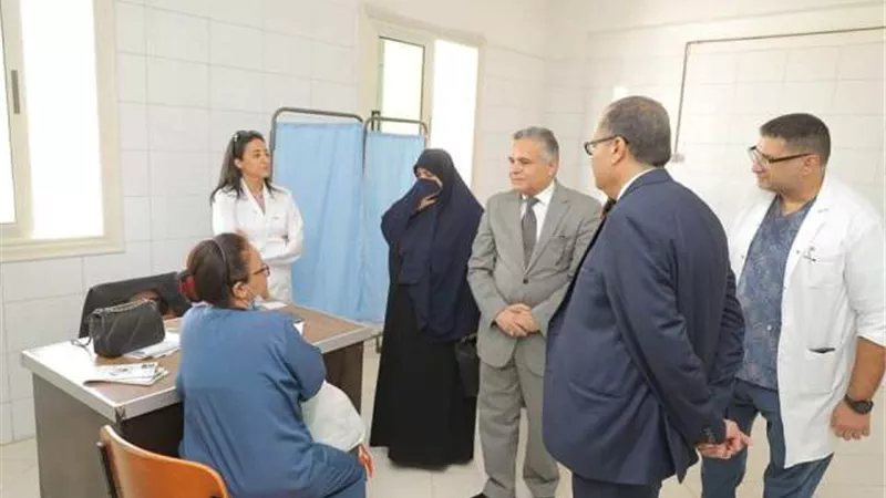 حنيجل يتفقد قافلة أمراض العيون بالمستشفى العام