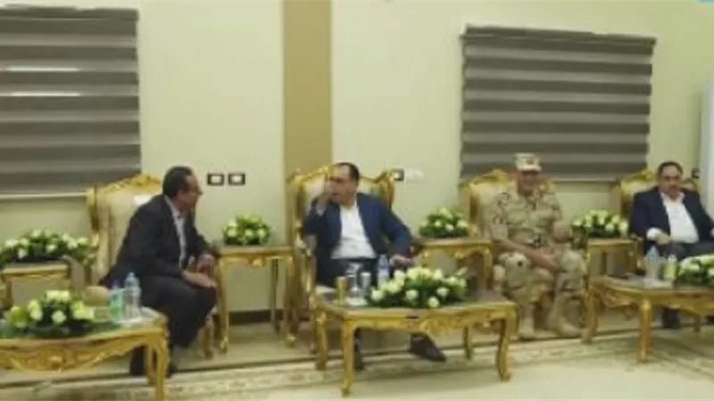 رئيس الوزراء يلتقى مشايخ وعواقل سيناء بمقر الكتيبة 101 فى العريش