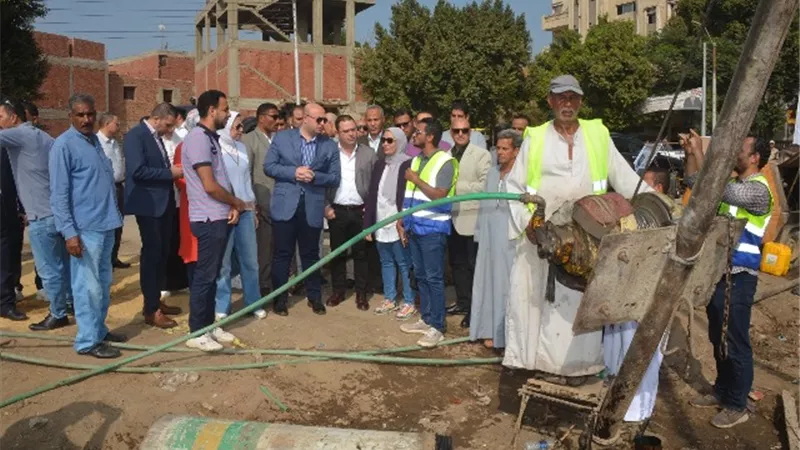 محافظ بني سويف يتابع العمل في مشروع إنشاء كوبري أشمنت