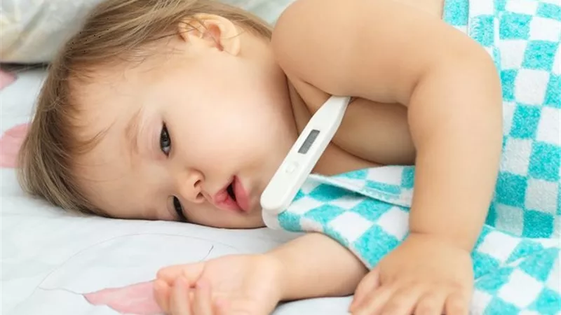 4 اشارات على ان طفلك مصاب بالحمى