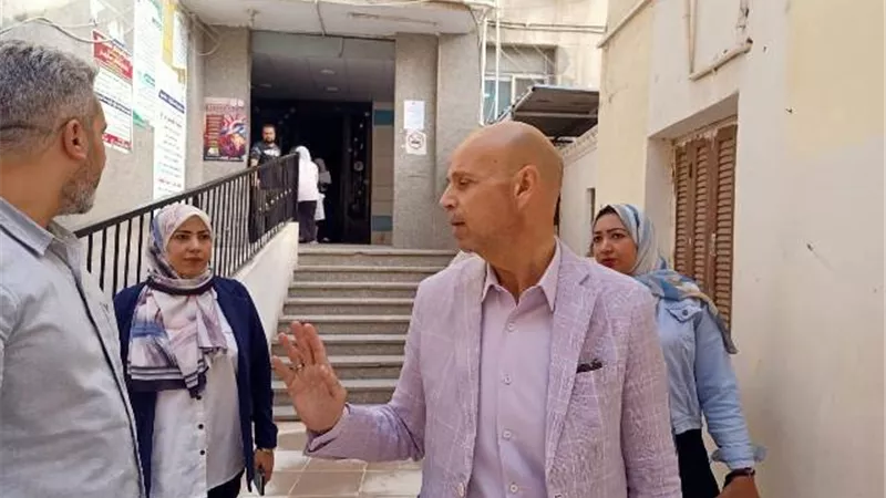 مدير الصحة يناقش تطوير الخدمة بالعمليات بمستشفى الزقازيق العام