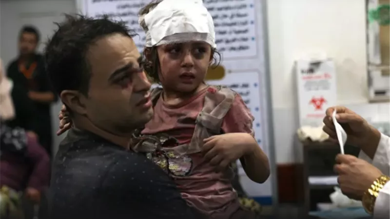 قصف إسرائيلي مكثف على غزة يشمل مستشفى لعلاج السرطان