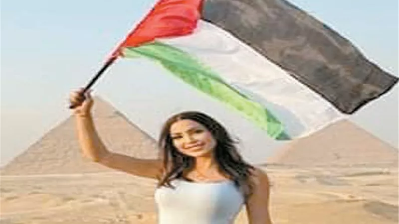 نسرين طافش ترفع العلم الفلسطيني من الأهرامات