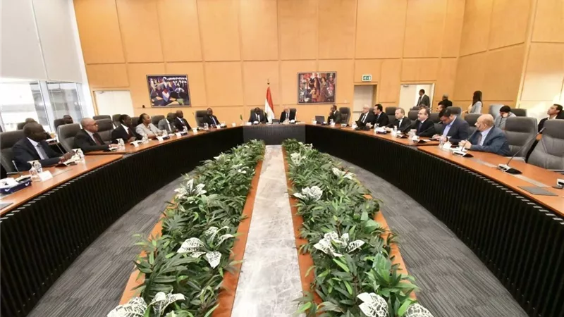 وزير الإسكان يعرض على نظيره الزامبى التجربة العمرانية المصرية