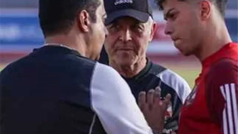 بعد تدخل الخطيب شخصيا .. انتهاء أزمة نجم الاهلى مع كولر .. تفاصيل