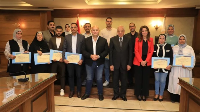 المحافظ يكرم أوائل الدورات التدريبية من موظفى الجيزه