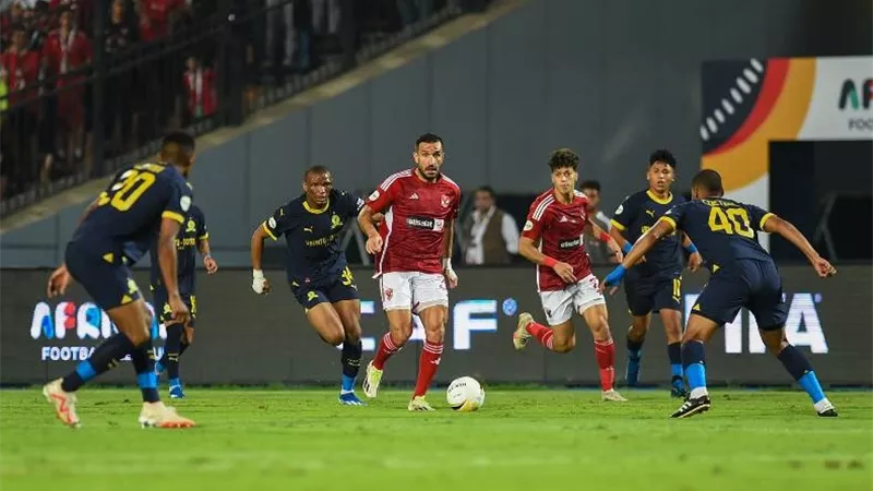 الأهلي يُنهي الشوط الأول المثير بتعادل سلبي أمام صن داونز