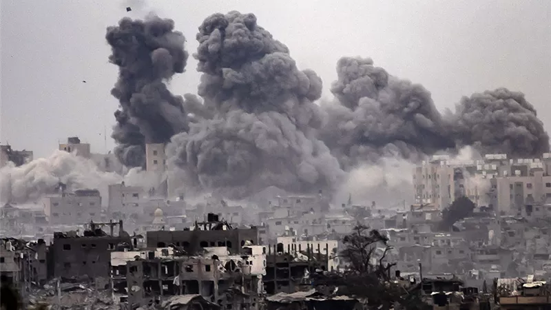 اشتباك بين الفصائل الفلسطينيةوالاحتلال بالتزامن مع قصف الجوي لغزة