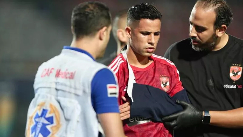 نجم الأهلى يغادر الملعب الى المستشفي بعد مباراة صن داونز.. تفاصيل