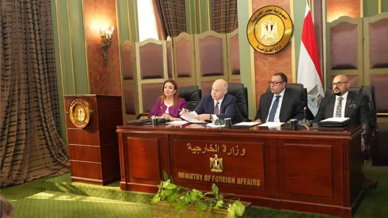 الخارجية: استعدادات لتسهيل إجلاء 7 آلاف مواطن يحملون جنسية أكثر من 60 دولة عبر معبر رفح