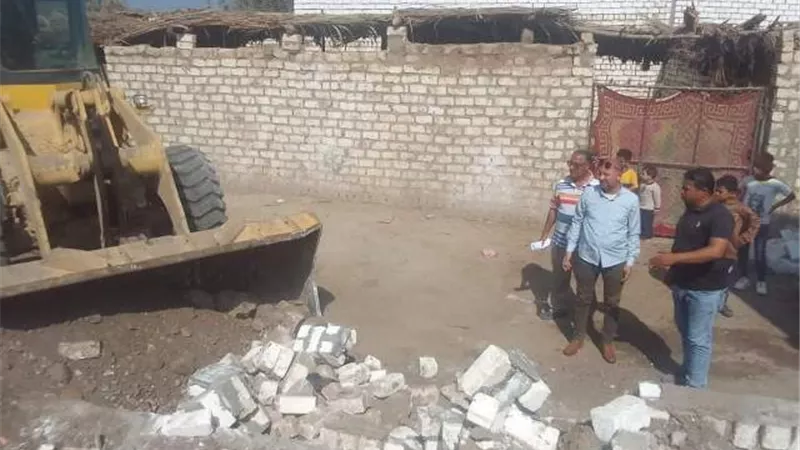 رئيس مدينة سمالوط يتابع ازالة التعديات على الأراضى الزراعية