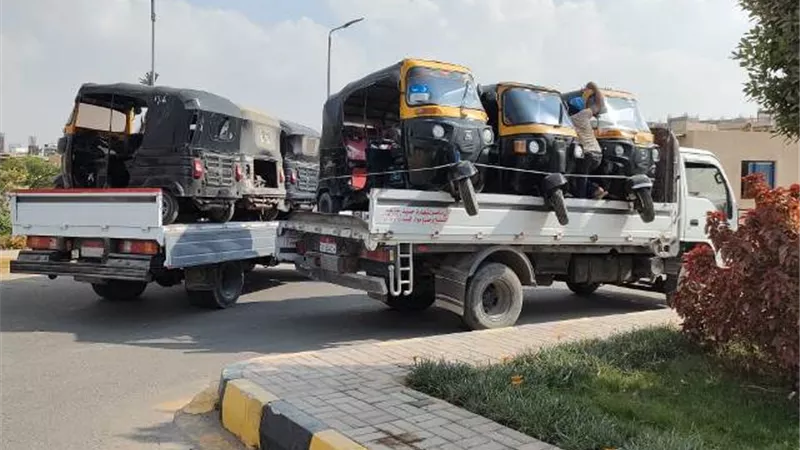 رضوان: جهاز مدينة بدر يصادر 22 توك توك و10 آلاف جنيه غرامة.. صور