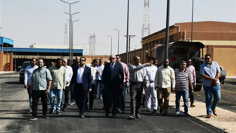 محافظ قنا يتفقد أعمال الرصف بمجمع الشوادر الجديد بنجع حمادي