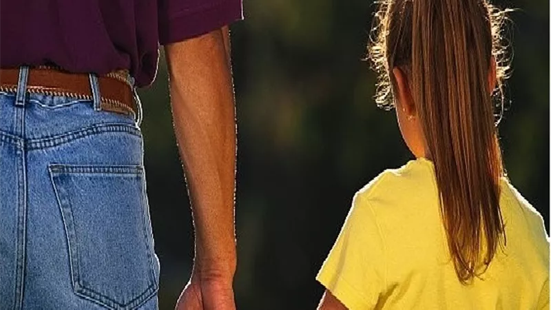 حكم بقاء المحضونة البالغة مع الحاضنة بعد زواجها