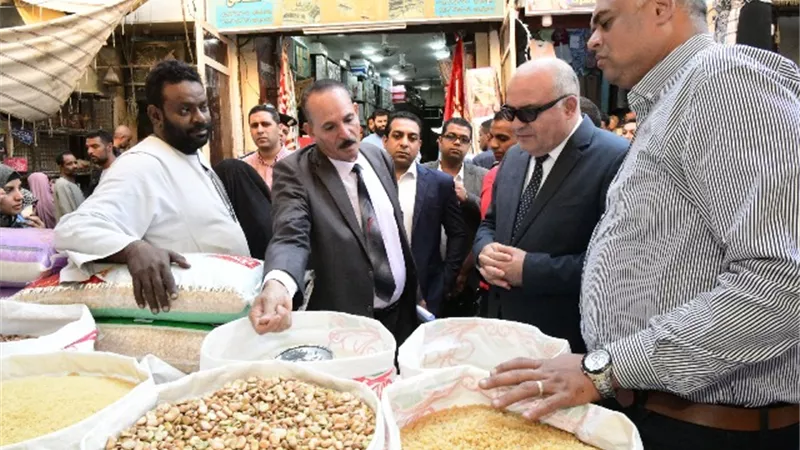 الداودى يجرى جولة ميدانية بالأسواق بمدينة قنا