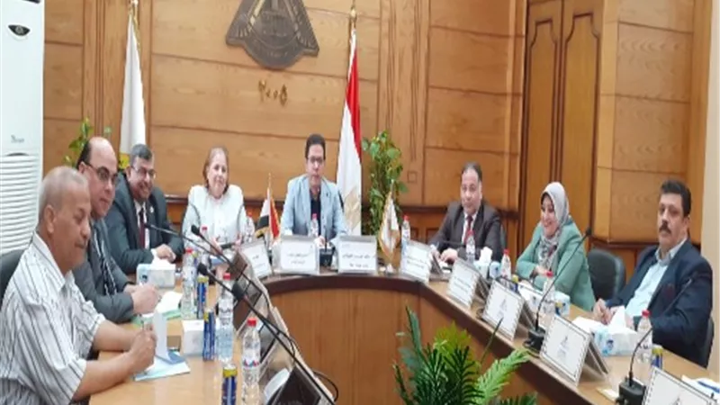 الجيزاوي: حريصون على إزالة أي معوقات لرفع كفاءة الجهاز الإداري بجامعة بنها