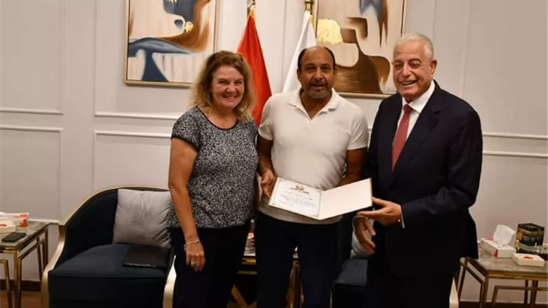 محافظ جنوب سيناء يكرم رئيس مجلس ادارة مخيم بساطة