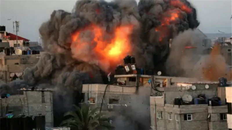 جيش الاحتلال الإسرائيلي يزعم تطويق مدينة غزة من كل الاتجاهات