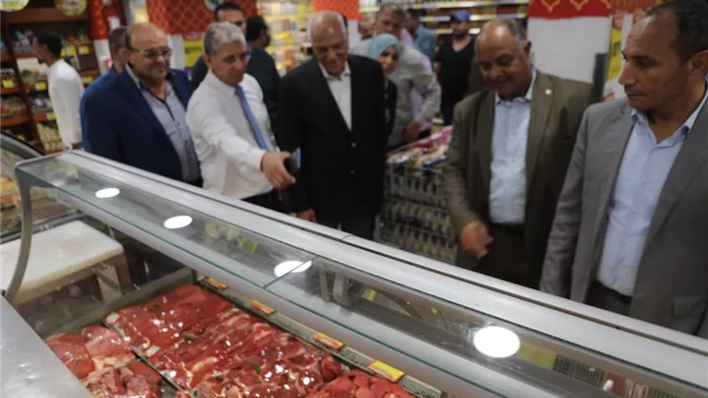محافظ الجيزة يتفقد مبادرة تخفيض الأسعار بالمخابزوالسلاسل التجارية