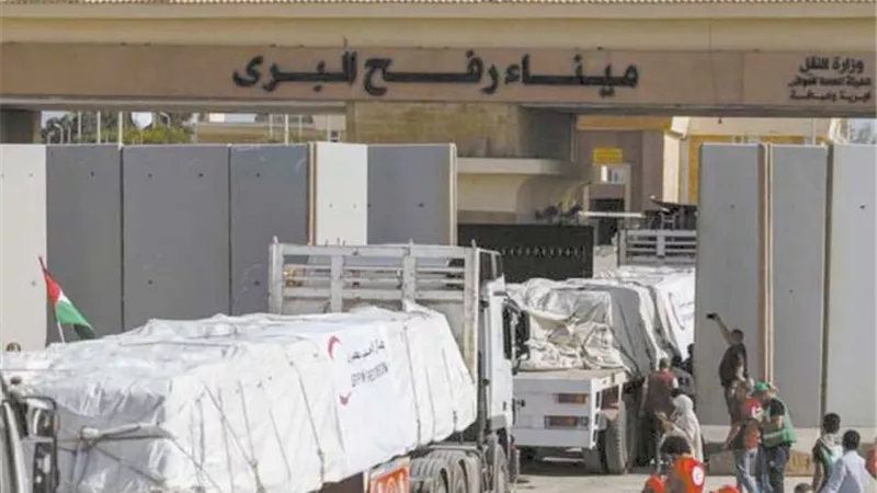 الهلال الأحمر: دخول 272 شاحنة مساعدات إنسانية إلي غزة