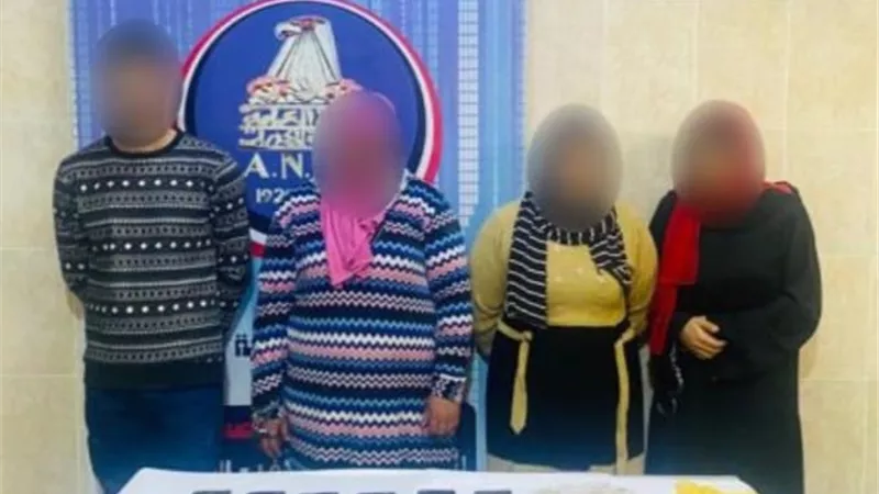 3 سيدات وراجل .. ضبط عصابة الكيف بالمنيا