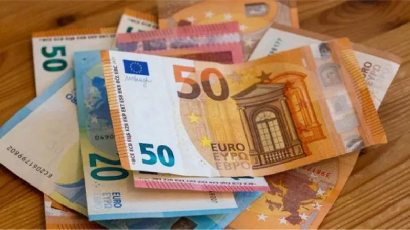 اليورو والإسترليني يحققان مكاسب أسبوعية مقابل الدولار