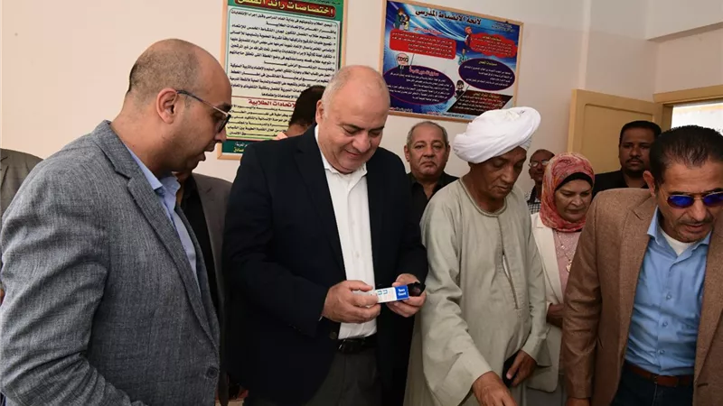 محافظ قنا يتفقد قافلة صناع الخير للعيون بقفط..صور
