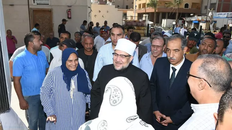 وزير الأوقاف ورئيس مدينة الغردقة يتفقدان توزيع طن لحوم على الأسر