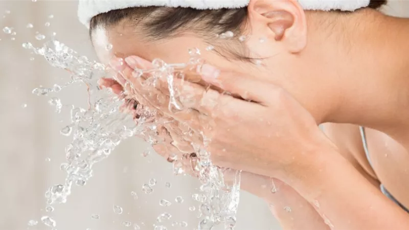 5 اخطاء تضر البشرة عند غسل الوجه