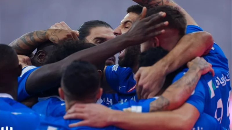 الهلال ينهي الشوط الأول متقدمًا على الفتح بهدف نظيف