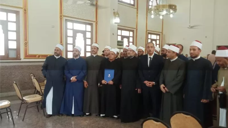 وزير الأوقاف يكرم الفائزين بجائزة التميز الوظيفي بالبحر الاحمر